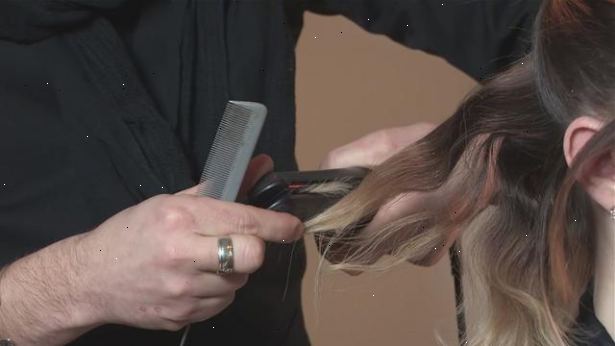 Hvordan å vinke håret med en rett jern. Vask og tørk håret grundig.